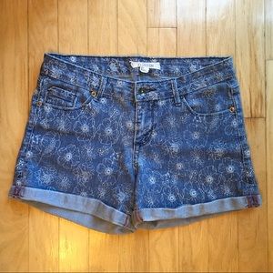 🦄 Cute flower printed jean shorts!